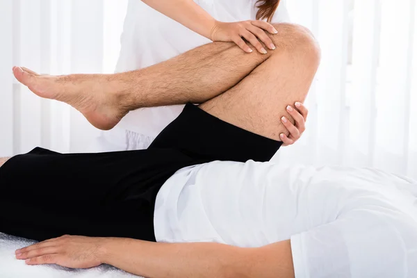 Masseur donnant massage à l'homme — Photo