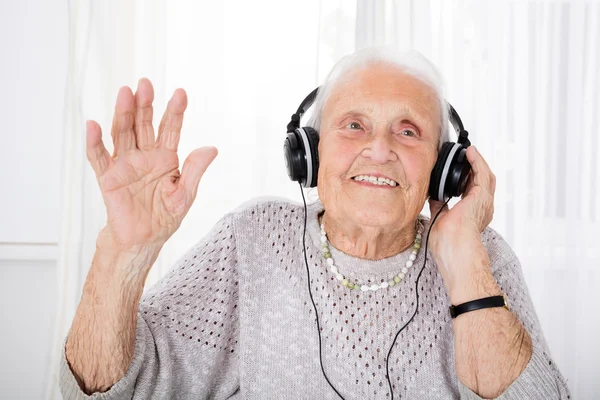 Senior Woman Enjoying Music — Stock Photo, Image