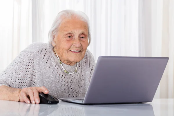 Senior Woman Using Laptop — Stock Photo, Image