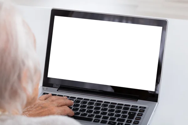 Primer plano de la mujer mayor usando el ordenador portátil — Foto de Stock