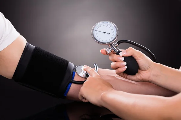 Doctor Checking Blood Pressure — Stock Photo, Image