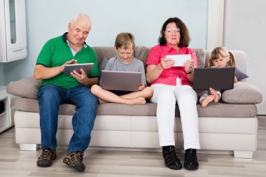 Aile onların dizüstü bilgisayarlar ve dijital Tablet