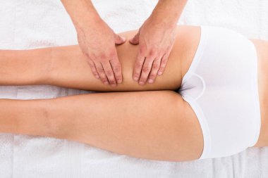 Veren terapist masaj kadına götürdü.