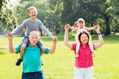 mutlu bir aile eğleniyor