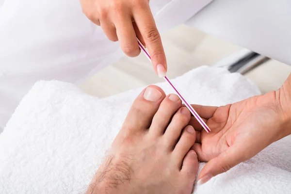 Manicure fazendo pedicure — Fotografia de Stock