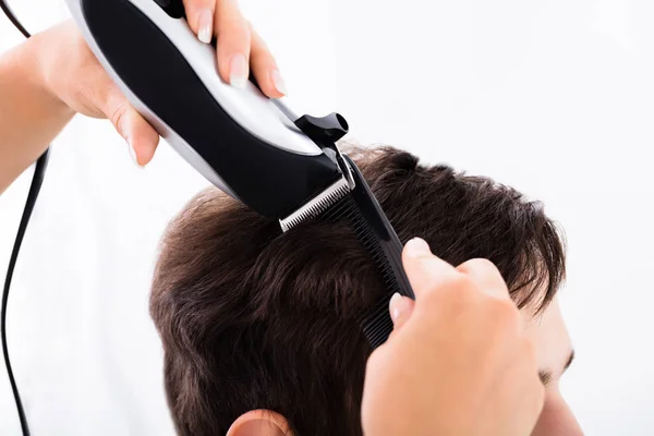 Homem recebendo corte de cabelo de cabeleireiro — Fotografia de Stock