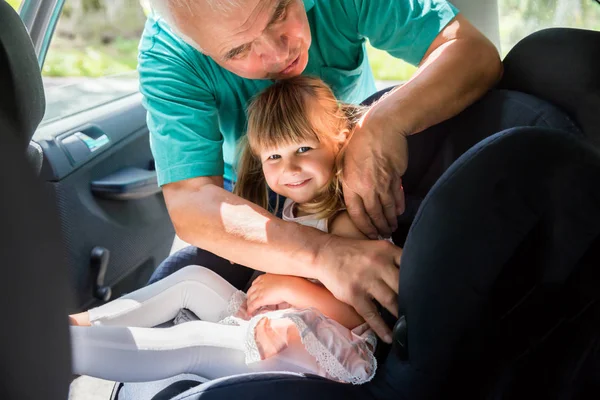 Nonno fibbia fino su nipote — Foto Stock