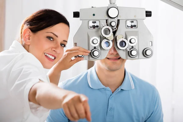 Optometrista vizsgálata a beteg látását — Stock Fotó