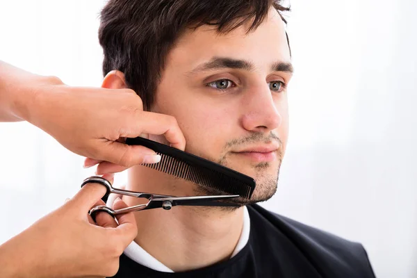 Kadeřník holení člověk vousy — Stock fotografie