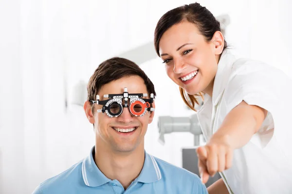 Optometrista Examinando a Visão do Paciente — Fotografia de Stock