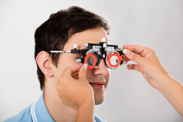 Optometrista vizsgálata a beteg látását — Stock Fotó