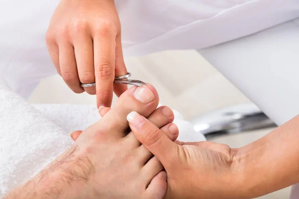 Manicura Haciendo Pedicura —  Fotos de Stock