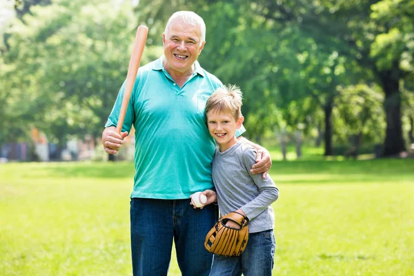 Unokája és nagyapja játszik Baseball — Stock Fotó