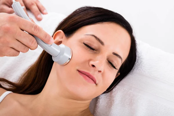 Femme recevant massage du visage — Photo