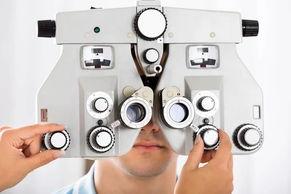 Optometrista Examinando a Visão do Paciente — Fotografia de Stock
