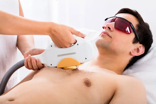 El hombre que recibe la acumulación del laser — Foto de Stock