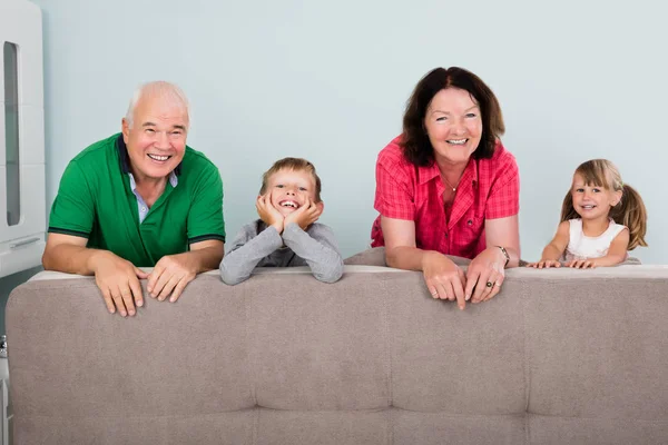 Retrato da família da multi geração — Fotografia de Stock