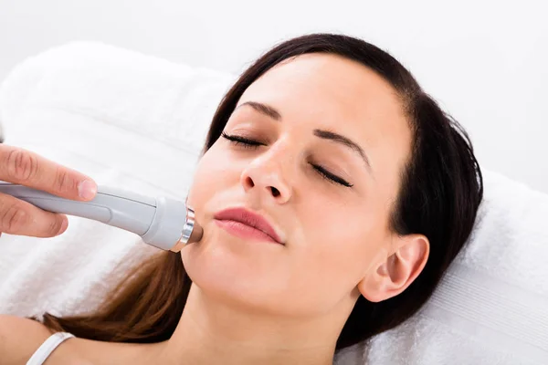 Mujer recibiendo masaje facial — Foto de Stock