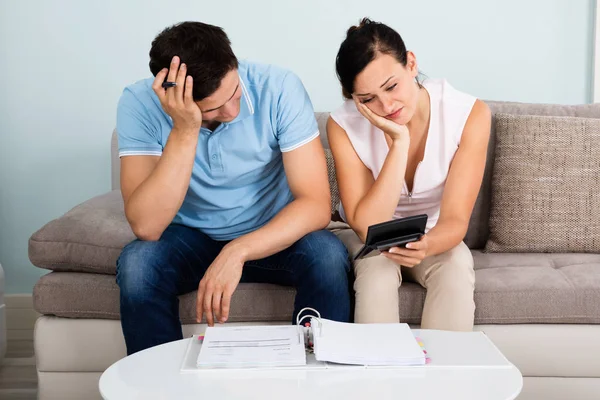 Unhappy Couple Calculating Bills — Stock Photo, Image