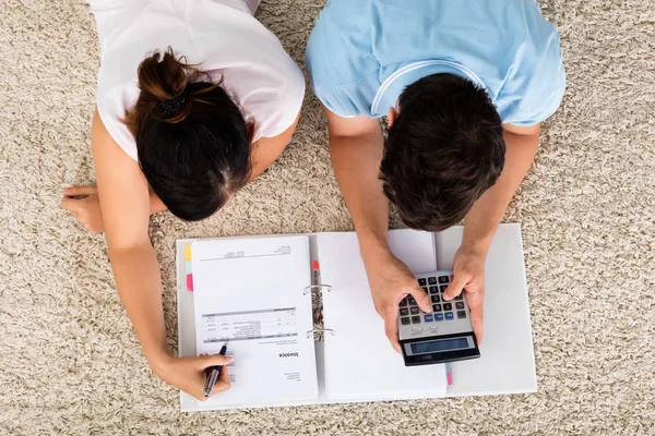 High Angle View Of Couple Calculating Budget — Stock Photo, Image