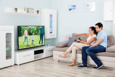 Televizyon izleyen çift