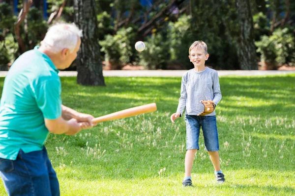 Unokája és nagyapja játszik Baseball — Stock Fotó