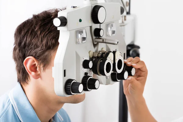 Erkek hastaya test göz doktoru — Stok fotoğraf
