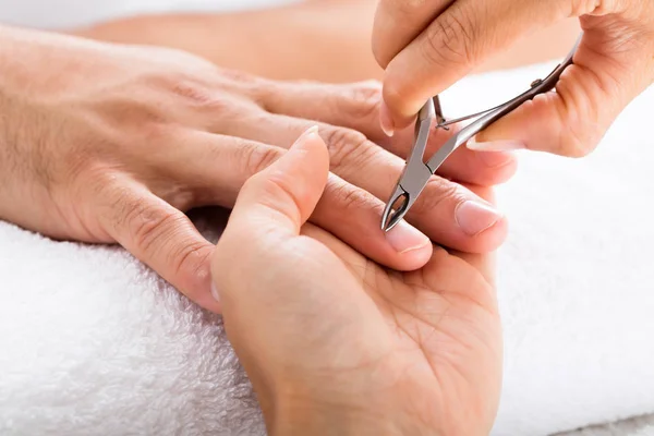 Манікюрник робить обрізання чоловічих нігтів — стокове фото