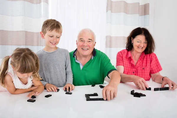 Grootouders en kleinkinderen samen tijd doorbrengen — Stockfoto