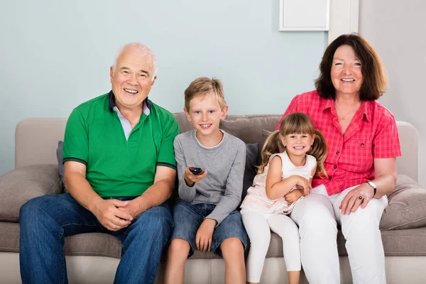 Nagyszülők és unokák együtt tölteni az időt — Stock Fotó
