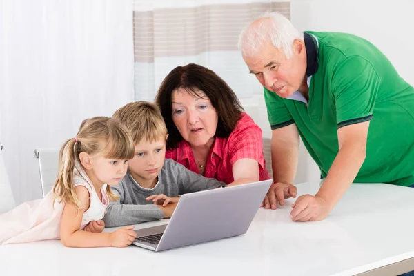 Großeltern und Enkel verbringen Zeit miteinander — Stockfoto