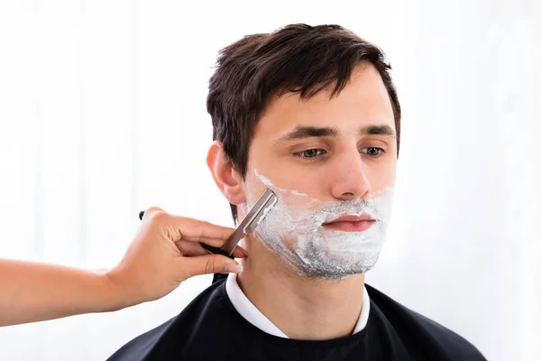 Cabeleireiro barba de barbear Man — Fotografia de Stock