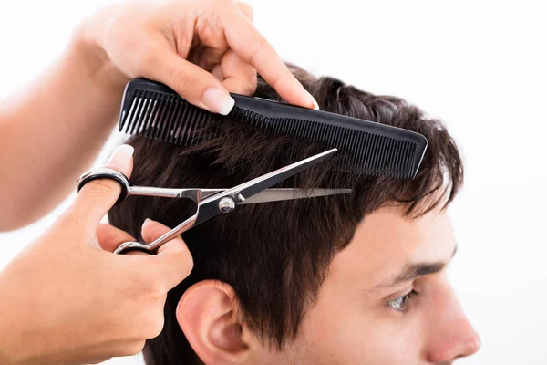 Cabeleireiro cortando o cabelo do homem — Fotografia de Stock