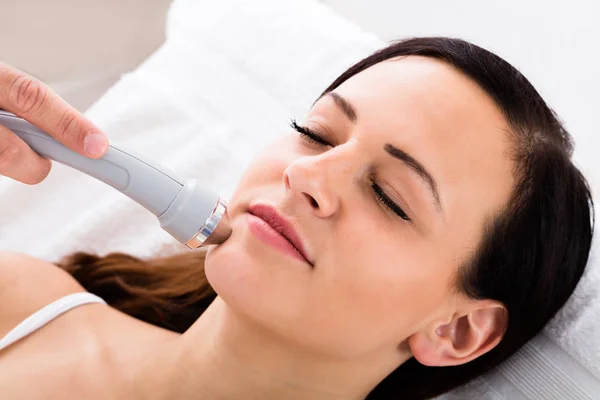 Mujer recibiendo masaje facial — Foto de Stock