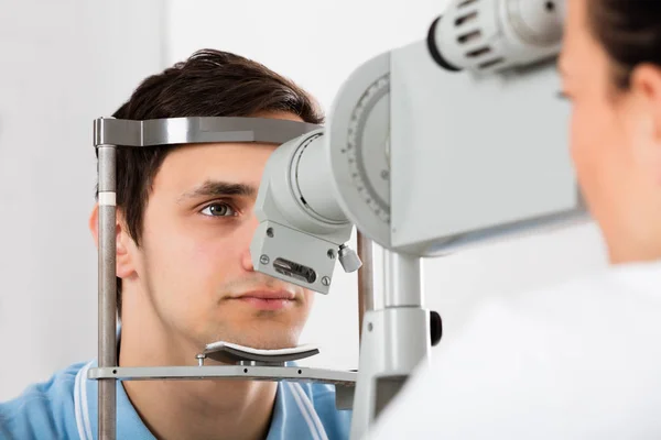 Paciente do sexo masculino no exame optometrista — Fotografia de Stock