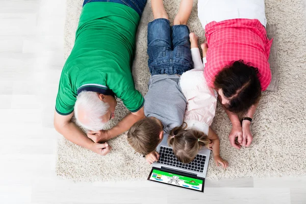 Grootouders en kleinkinderen samen tijd doorbrengen — Stockfoto