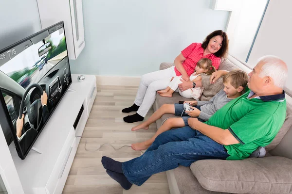 Grootouders en kleinkinderen samen tijd doorbrengen — Stockfoto