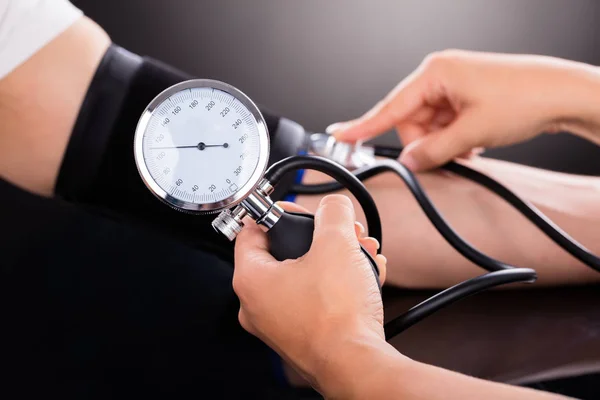 Doctor Checking Blood Pressure Of Patient — Stock Photo, Image
