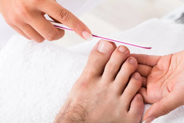 Manikérka dělá ořezávání nehty, samec — Stock fotografie
