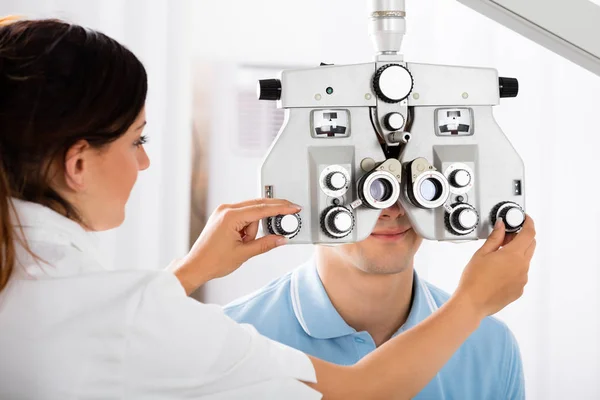 Männlicher Patient beim Augenoptikertest — Stockfoto