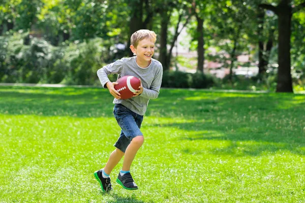 Mały chłopiec gry Rugby — Zdjęcie stockowe