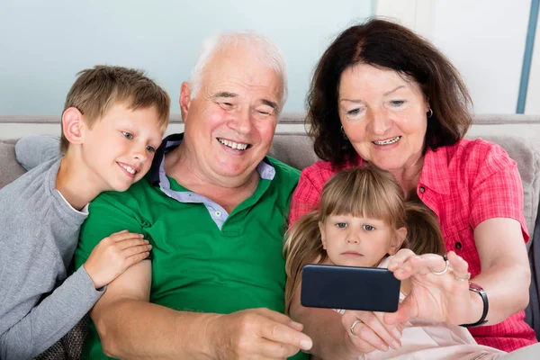 Far-och morföräldrar och barnbarn spendera tid tillsammans — Stockfoto