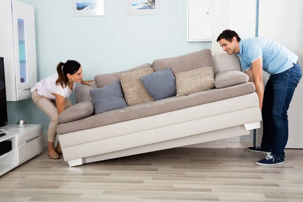 Pasangan Menempatkan Sofa — Stok Foto