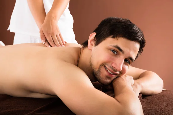 Młody człowiek zaczyna masaż — Zdjęcie stockowe