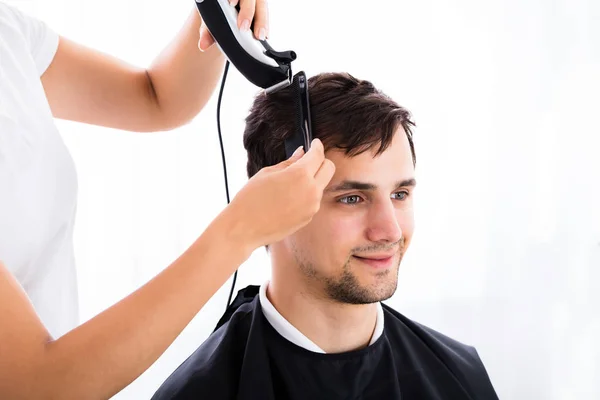 Cabeleireiro cortando o cabelo do homem — Fotografia de Stock