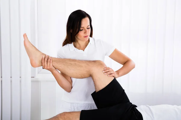 Ung man får massage — Stockfoto