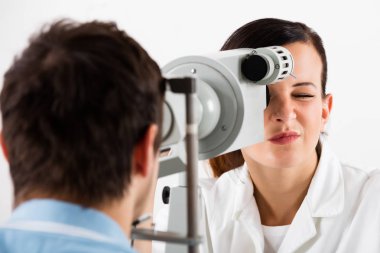 Erkek hastaya test göz doktoru