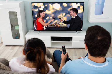 Genç çift film seyrederken 