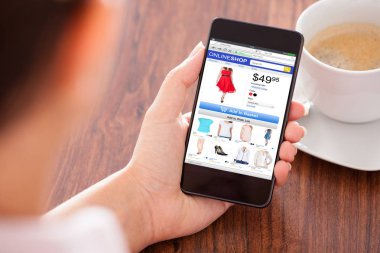 Çevrimiçi alışveriş yaparken kişi  