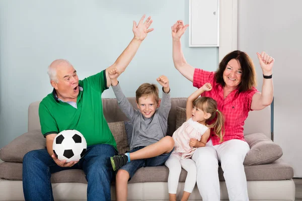 Grootouders en kleinkinderen samen tijd doorbrengen — Stockfoto